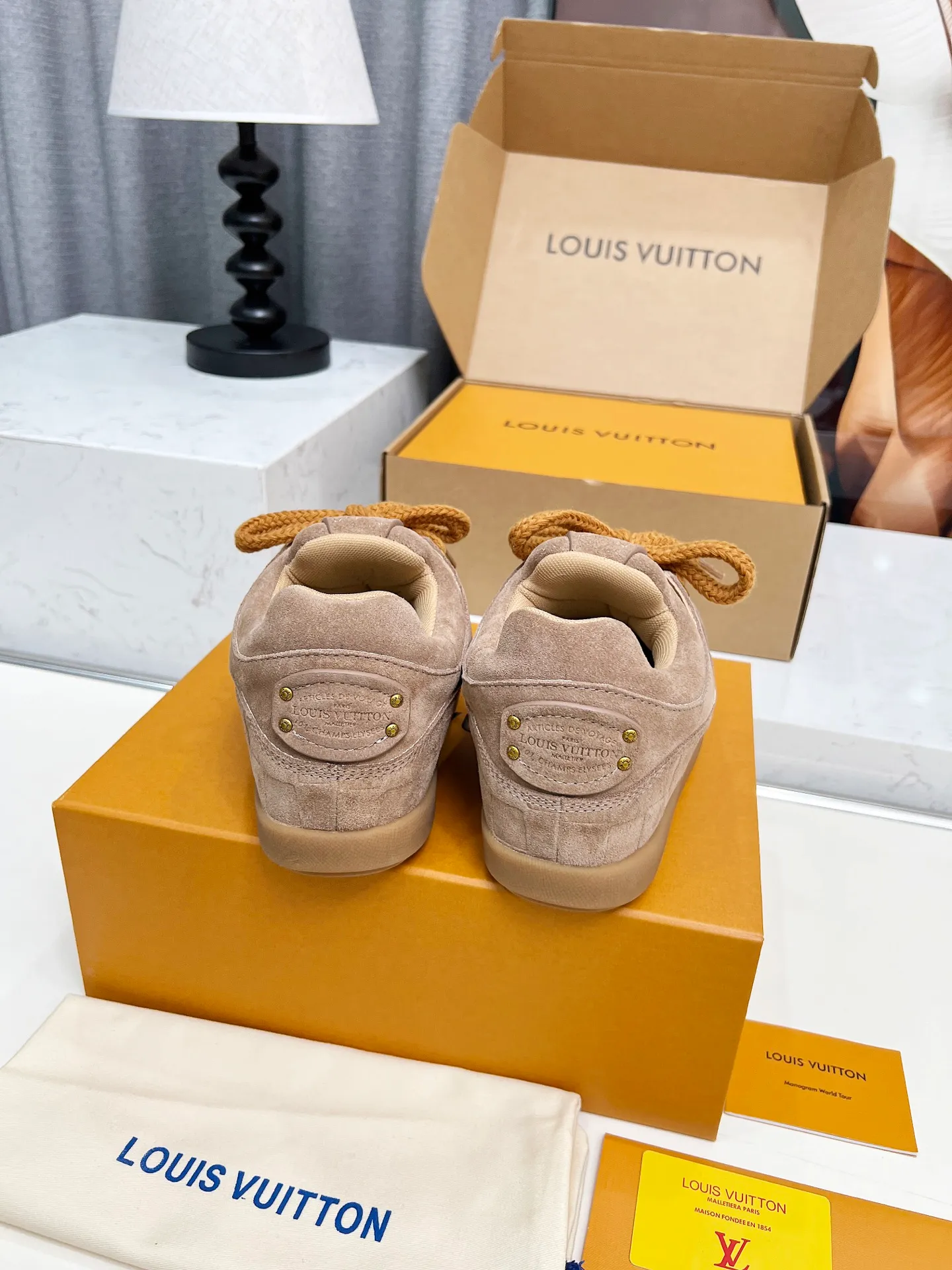 [L Family] P: 740💰 Couple model, size: women 35-41 (customized at 41 for women), 39-46 for men (customized at 45.46) The 2025 iteration of this Time Out sneaker, couple model, LV co-branded nigo, donkey brand, Louis Vuitton, ugly, cute😍Many Internet celebrities have shown off their feet, a classic and versatile item. Fabric: Imported high mercerized cow suede. Lining: high-grade elastic mesh, outsole: original molded outsole, palm print rubber outsole with hidden L letter and Monongram flower.